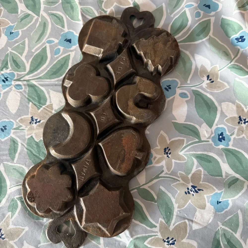Vintage Cast Iron Novelty Muffin Pan 8‎ Shapes Heart Star Rooster Moon Kitchen